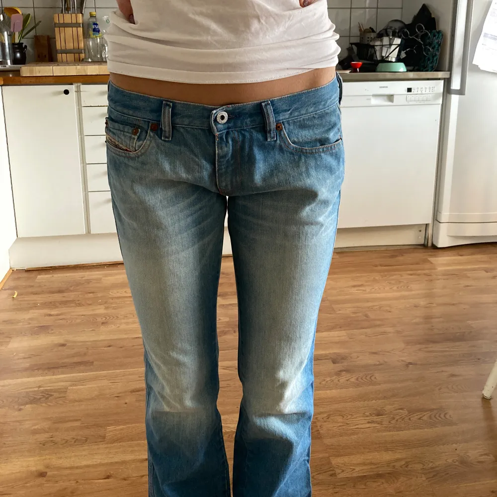 Lågmidjade jeans från Diesel, tidigt 2000-tal. Använda väl, men bra skick.   Lite korta i benen för mig och har därför aldrig använt (jag är 173cm). Skulle säga storlek xs/s, midjemått står inte men tippar på 26/27.. Jeans & Byxor.