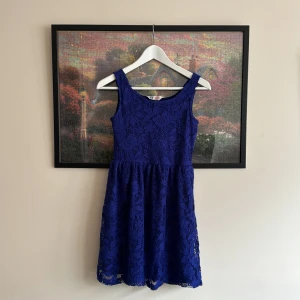 Blå klänning  - Blå barnklänning i storlek 158/164 men passar även för storlek S. 🌸