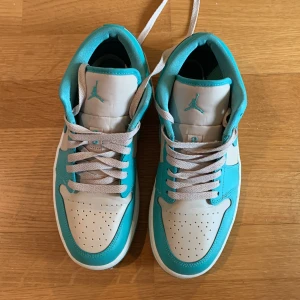Jordan 1 low blue teal - Jordan 1 low som jag inte använder . Har använt de 3-5 gånger och inte märken på skorna. Kan gå ner lite i pris och är nyköpta för 1250 på Size Stockholm. Bara fråga om flera frågor eller bilder. Storlek 41 och passar 42