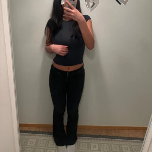 Bootcut jeans DrDenim - Svarta bootcut jeans som sitter väldigt bra på kroppen! Nypris 699 kr. Säljs för 250, går att buda även. Modell: SONIC TALL BLACK 101. 