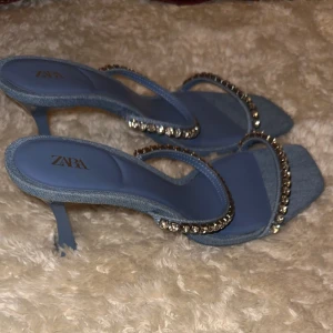 Denim klackar  - Så fina med riktigt fina detaljer, men tyvärr för små för mig….  Strl 38