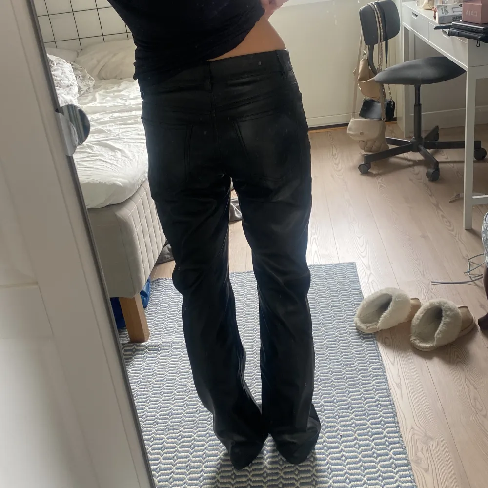 Skinnbyxor från bikbok nästan aldrig använda. Nypris: 599. Storlek 36💕 . Jeans & Byxor.