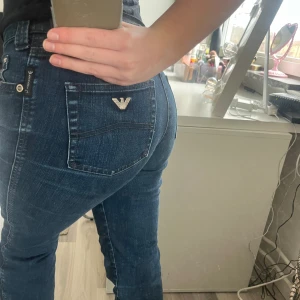 Lågmidjade armani jeans - Säljer mina lågmidjade armani jeans som har blivit för små! Utan defekter 🩷