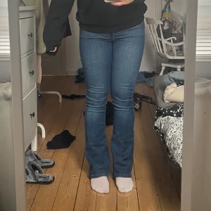Bootcut jeans - Säljer dessa assnygga jeans från Bikbok i storlek S💕