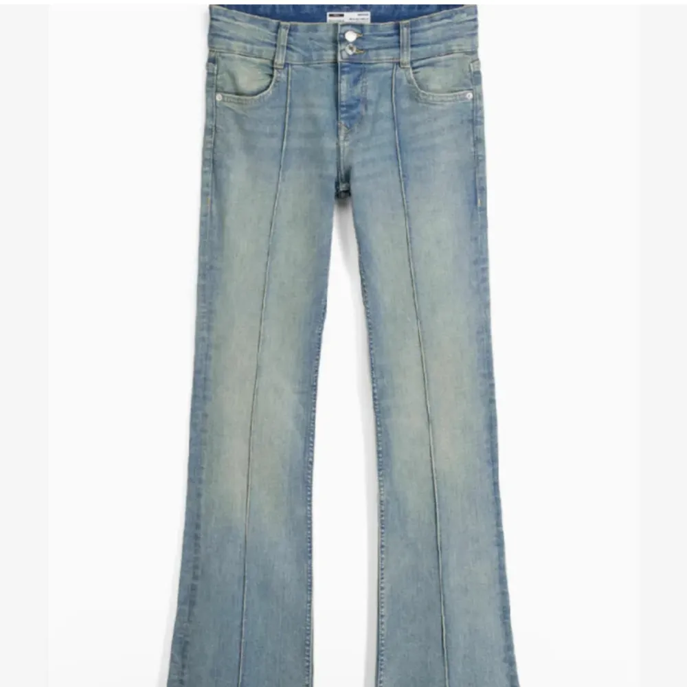 Säljer ett par ljusblåa lågmidjade jeans från bershka i storlek 36, jeansen är väldigt stretchiga!. Jeans & Byxor.