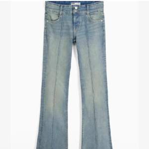 Säljer ett par ljusblåa lågmidjade jeans från bershka i storlek 36, jeansen är väldigt stretchiga!