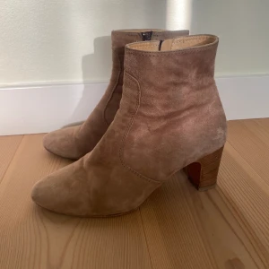 Boots - Såå fina beiga vintage boots. 💖Mycket bekväma att gå i, inte så varma men perfekta till sommaren. Klacken är ca 6 cm. Storlek 40 men passar även mig som har 39. Hör av er vid frågor 💞