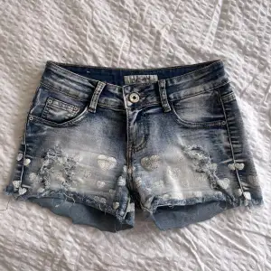 Säljer dessa super söta jeans shorts som tyvärr va för små på mig.😢perfekt till sommaren