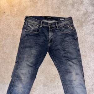 Säljer ett par riktigt sköna Replay Anbass jeans 🔥Nypris ca 1500 mitt pris 399!🔥Bara att höra av sig vid frågor eller funderingar🔥 