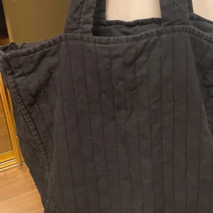 stor väska från mango - stor väska  svart / mörk grå