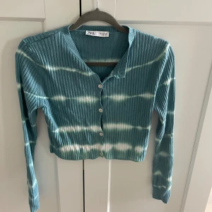 Koffta  - Säljer nu denna tunna gröna/vita kofta från ZARA. Använd endaste ty fåtal gånger🌸