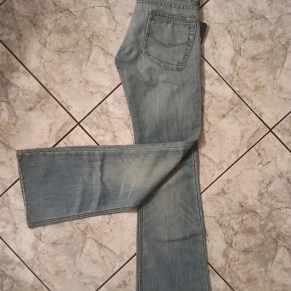 Säljer dessa skit snygga jeans då de inte passade 😩gylfen har typ hoppat ur men det går nog att fixa enkelt, inga defekter annars, skriv privat för mått 💞. Jeans & Byxor.
