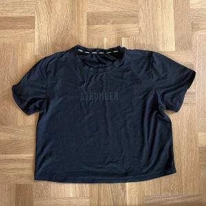 T-shirt STRONGER - T-shirt träning. Skönt svettavikande material 😍 Sparsamt använd!
