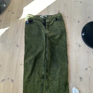 Polar Bigboy jeans ”Green Black” - Väldigt bra skick, köpta på Tres bien för 1300kr. Stor storlek men passar även bra för personer som gillar baggy jeans. Jag själv är 190 cm och de passar bra som rätt så baggy jeans för mig.