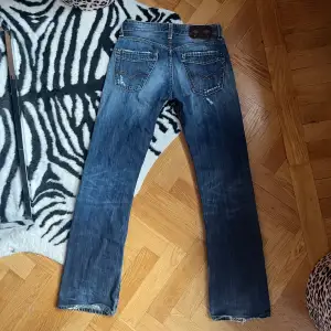 Lågmidjade Replay jeans med bootcut i W29 L34. Jag är 172 