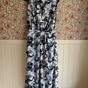 Klänning  - Fickor och slits på båda sidor. Ny klänning aldrig använd 