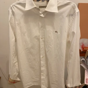 Burberry skjorta - Sjukt snygg burberry skjorta i storlek L, passande M/L. Köpt här på plick, säljer pga den var för stor. Skriv vid funderingar