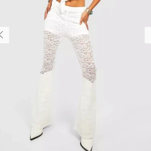 Vita spetsbyxor  - Vita slutsålda spetsbyxor från boohoo i storlek 38. Aldrig använda. Frakt tillkommer