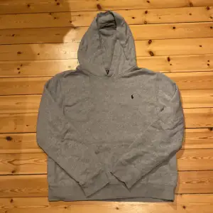 En mycket fin Ralph lauren hoodie i mycket bra skick. Storlek M men passar även bra till S. Modellen på bilden är 180. Nypris ca 2000 kr