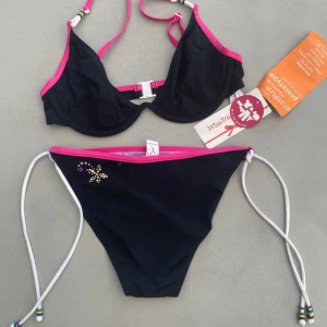 Bikini från Triumph  - Storlek 38 på bikiniunderdel  Storlek 75B på bikiniöverdel  -Plomberad underdel -Prislapp kvar