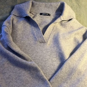 Mycket fin stickad tröja. Hör av er vid intresse💕 - Super fint skicka som ny använd en gång!