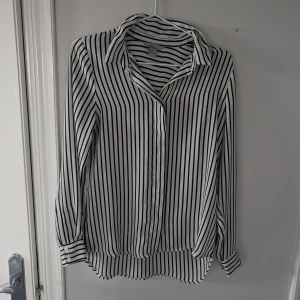 Svart/vit randig skjorta  - Skjorta använd fåtal gånger, normal i storleken