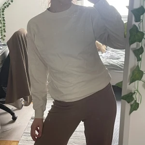 Vit tröja - Säljer min vita tröja som fungerar som basplagg ungefär. Kan ha över och under kläder, väldigt bekväm och flexibel. Märke framgår ej. 