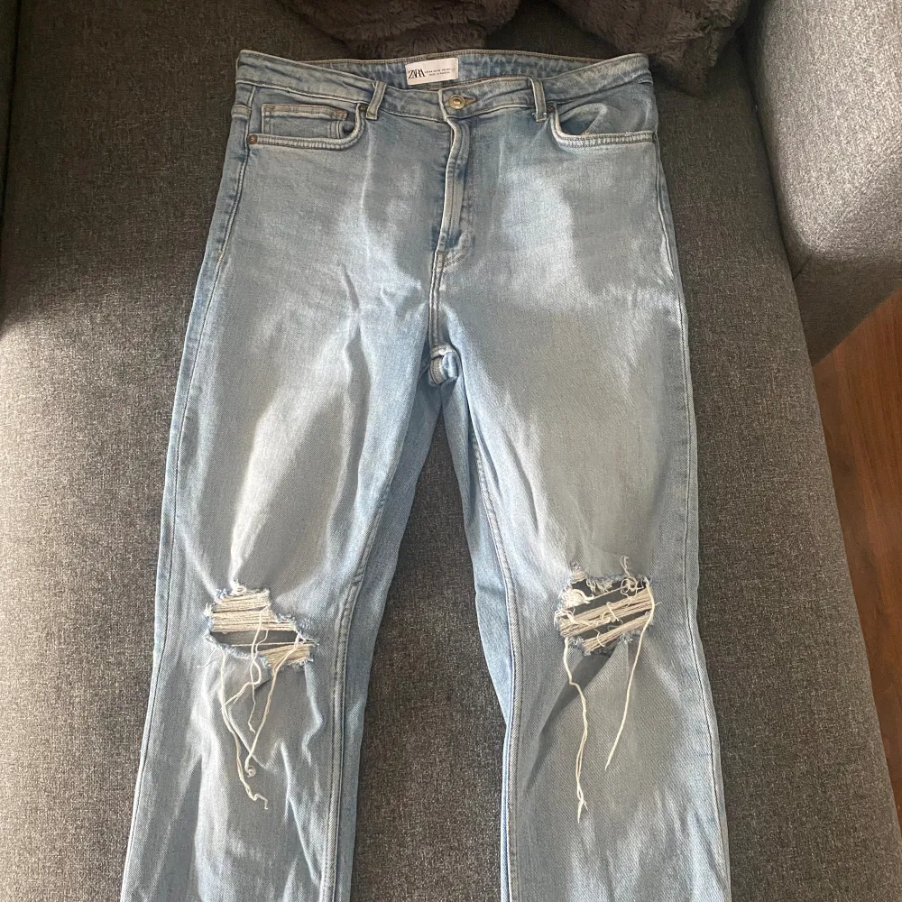 Jeans från Zara med slits och slitningar. Storlek 44. Jeans & Byxor.