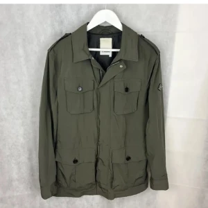 J. Lindeberg Field Jacket - Tjena säljer nu min stilrena J. Lindeberg jacka då jag inte riktigt får den till användning. Denna modell kan kosta upp till 4000 och mitt pris landar på 1199! Riktigt fräsch nu till sommaren, först till kvarn!
