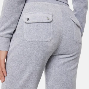 Gråa juciy couture byxor - Säljer mina juciy byxor pågrund av att de inte kommer till användning! De är i bra skick och har bara använt de 5-10 gånger. Dm för mer bilder!💖