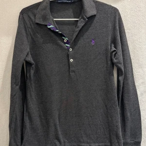 Grå långärmad piké från Polo Ralph Lauren - Polo Ralph Lauren långärmad piké. 