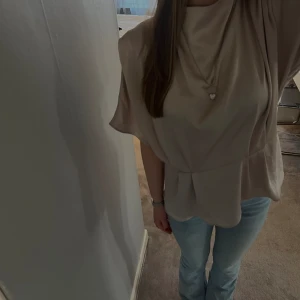 blus  - Snygg blus i satin💗storlek s men sitter som M, skriv för fler bilder💗💗