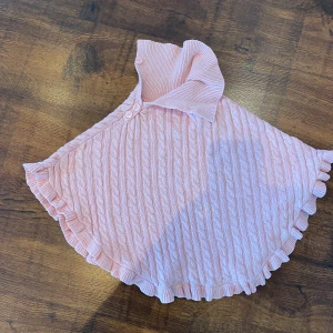 Poncho från kappahl - Ljusrosa poncho från kapphl i strl 110-128.  Djurfritt och rökfritt hem 