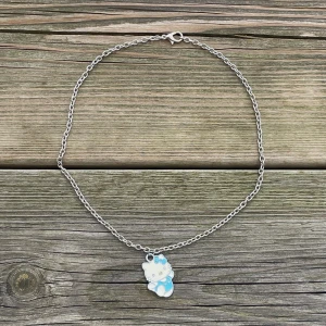 hello kitty halsband - söt halsband med hello kitty berlock. kedjan känns pyttelite rostigt, men inget som är synligt! [kan fixa billigare frakt utanför plick🩵]