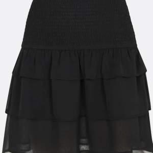 Säljer denna svarta volang kjol från bikok. Aldrig använd och passar perfekt nu till våren eller sommaren. Köptes för 359kr💘 pris kan diskuteras samt frakt kostar. Kontakta för egna bilder! Kontakta innan du köper!