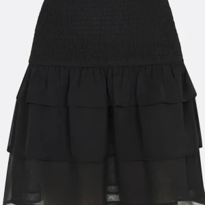 Svart volang kjol - Säljer denna svarta volang kjol från bikok. Aldrig använd och passar perfekt nu till våren eller sommaren. Köptes för 359kr💘 pris kan diskuteras samt frakt kostar. Kontakta för egna bilder! Kontakta innan du köper!