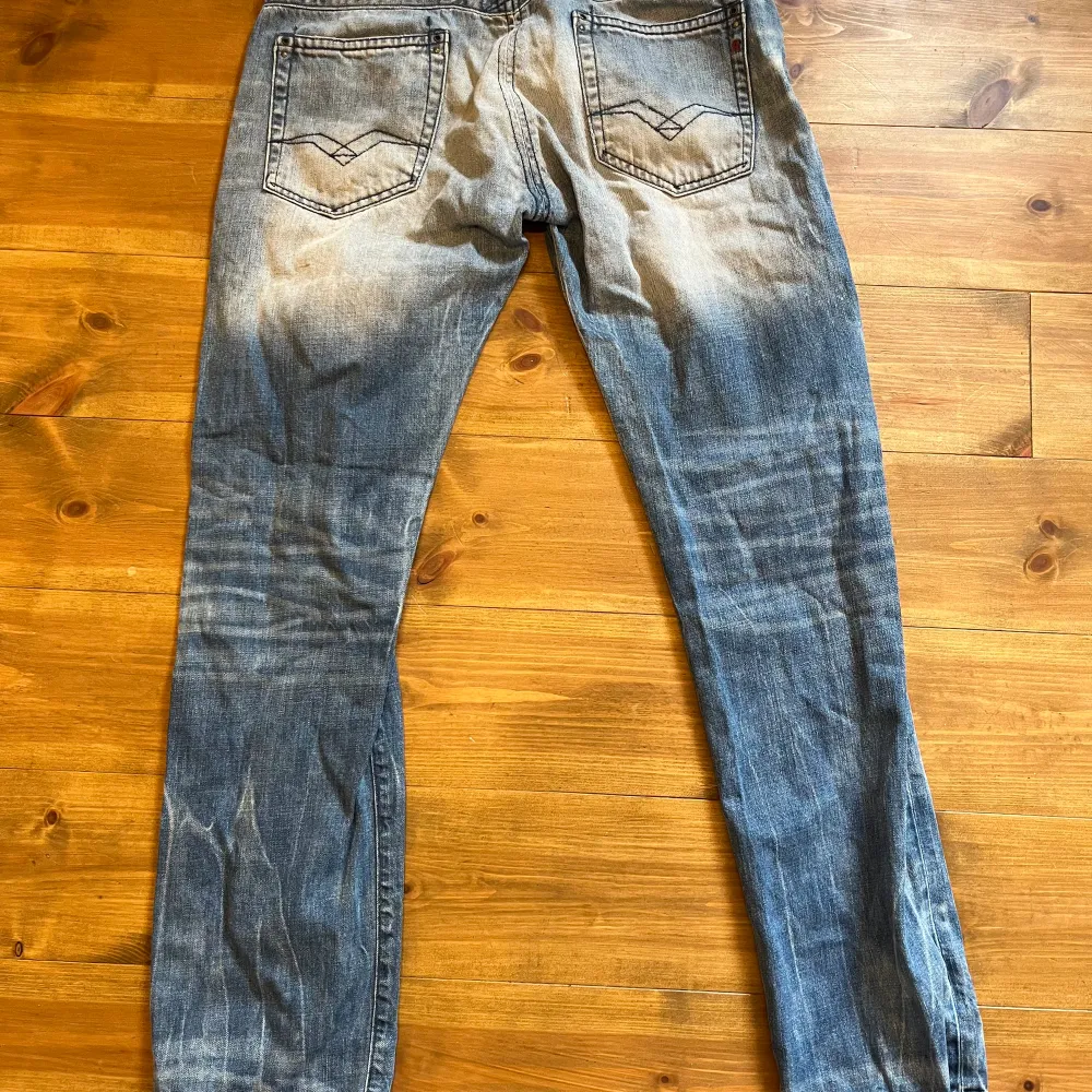Säljer nu min brorsas ljusblå jeans från replay i storlek 34/34. De är väl använda och är i ganska dåligt skick där av priset! Kontakta vid frågor. Jeans & Byxor.