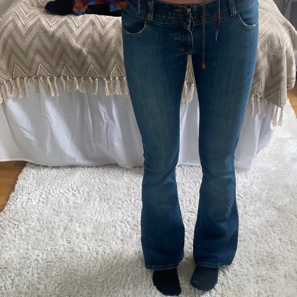Supersnygga lågmidjade jeans ifrån lee, säljer då de tyvär är lite små 💓Storlek 26, lite korta på mig som är 170 och vanligtvis har S. . Jeans & Byxor.