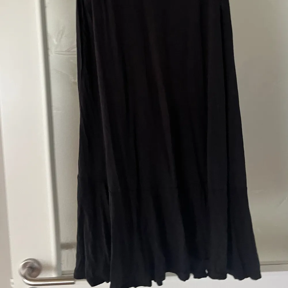 En fin svart klänning i storlek M, lagom i storlek, säljs då jag inte kommer ha användning av den.. Klänningar.