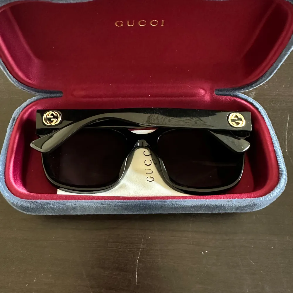 Säljer mina gucci solglasögon som är köpta på synoptik för 2700kr! Dem är i väldigt bra skick då jag bara använt dem ett fåtal gånger 💗. Accessoarer.