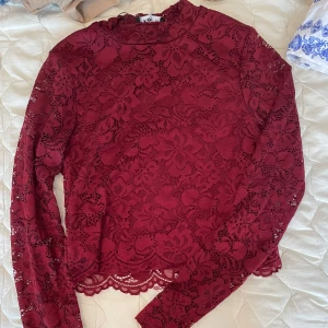 Röd topp  - Säljer den här jättegulliga röda toppen då den tyvärr är för liten för mig :/ Endast använd en gång i julas! ❤️