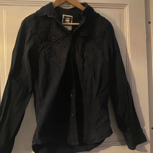 Jeansskjorta  - Snygg jeansskjorta med fina detaljer!💕