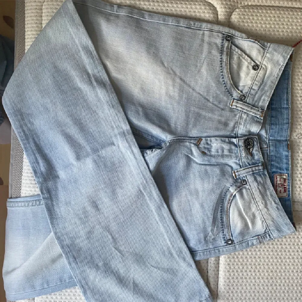 Helt nya och oanvända skitsnygga ljusblå bootcut jeans. Innerbenslängd ca 80 cm och midjemått tvärs över ca 35-36 cm 💗 kan tyvärr inte visa bilder på då de inte passar mig! Vid vidare funderingar tveka inte att kontakta mig :). Jeans & Byxor.