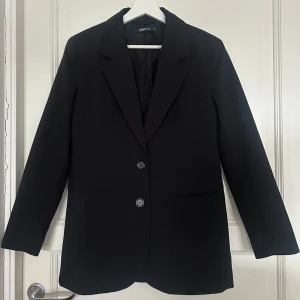 Kavaj - Säljer min kavaj eftersom jag vuxit ur den, inte använd så mycket och ser ut som ny :) 