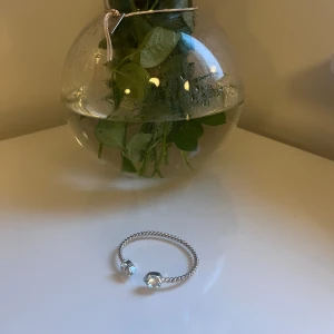 Caroline Svedblom  - Säljer mitt nästintill oanvända Caroline Svedblom armband. Det är i silver med ljusblåa stenar, storleken går att variera genom att klämma åt/dra ut armbandet. Säljer pågrund av att jag gått över till guld från silver. ☺️