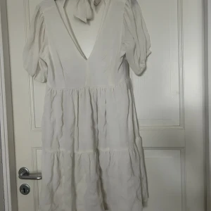 Studentklänning  - Säljer min studentklänning från bubbleroom i storlek S. Köpte en annan klänning och nu hänger denna bara i garderoben, alla lappar finns kvar:) 