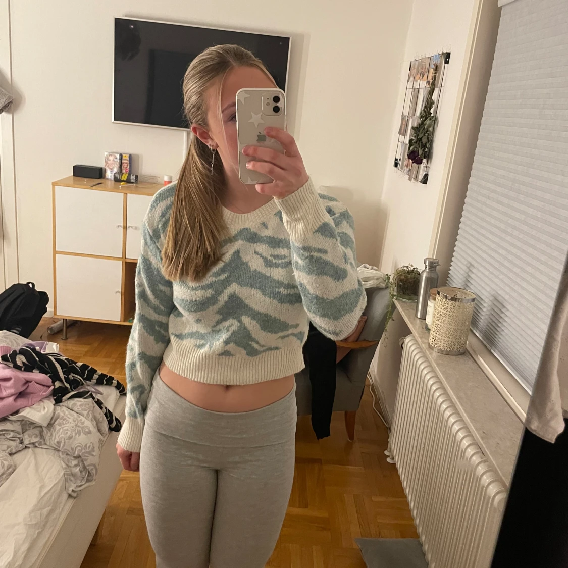 Grön tröja med zebramönster