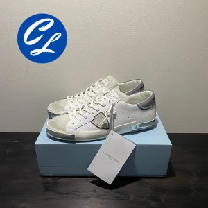 Philippe Model skor (HELT NYA) - Tja! Nu säljer vi dessa sjukt snygga skorna från Philippe Model. Skorna är HELT NYA med tags kvar. Skorna är i storlek 43 men passar även 44. Låda tillkommer även vid köp. Tveka inte att höra av dig vid minsta fråga eller fundering!👍