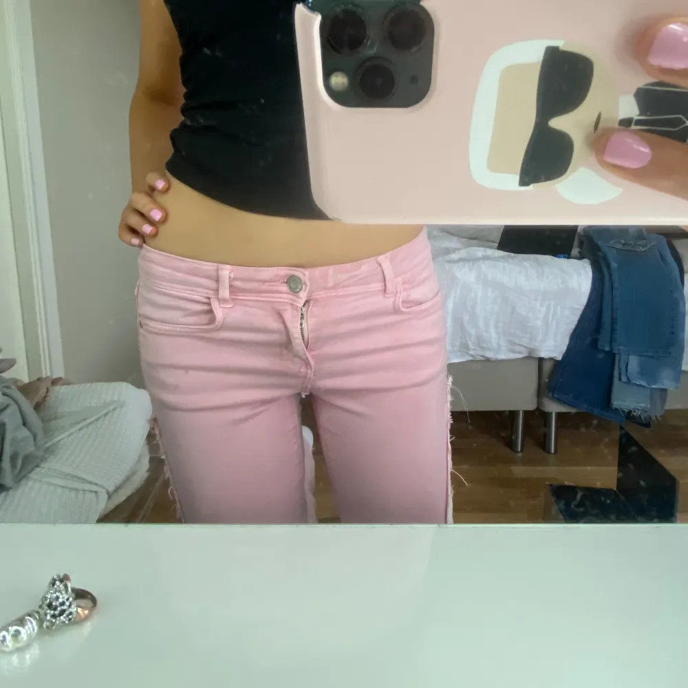 Superfina rosa sååå unika jeans som jag sytt om själv💕💕💕 jättebra skick!! Pyttelitet hål som inte märks alls (syns på sista bilden). Jeans & Byxor.