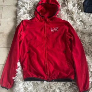 EA7 jacka - Hej, säljer nu denna extremt fina EA7 jacka som är i storlek S då jag vuxit ur den. Skicket är 10/10! (Är öppen för prisförslag så var inte rädda att lägga bud!)